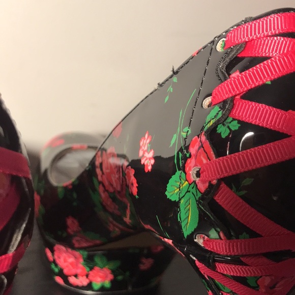 Betsey Johnson, Women's Size 7.5 Bonnee Women's Heels Black Multi - Picture 6 of 11